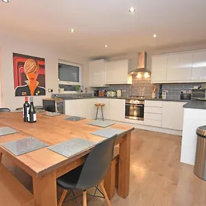 Free Parking, Stylish And Spacious Bath