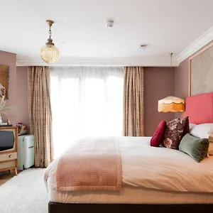 Отель The Rabbit & Retreat