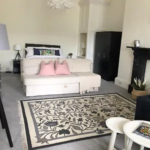 Grosvenor Place Spacious Studio Bath